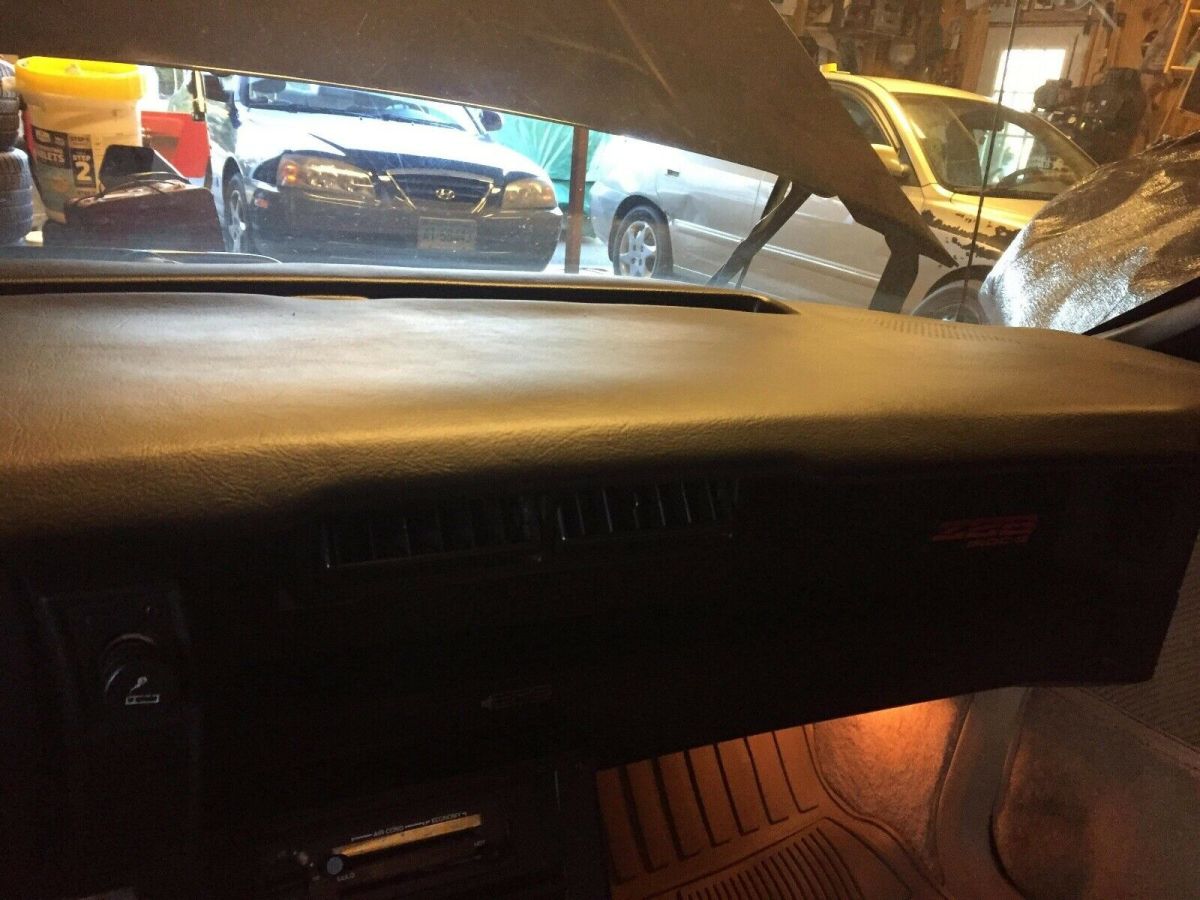 1985 Chevrolet Camaro irocz28 - photo 6