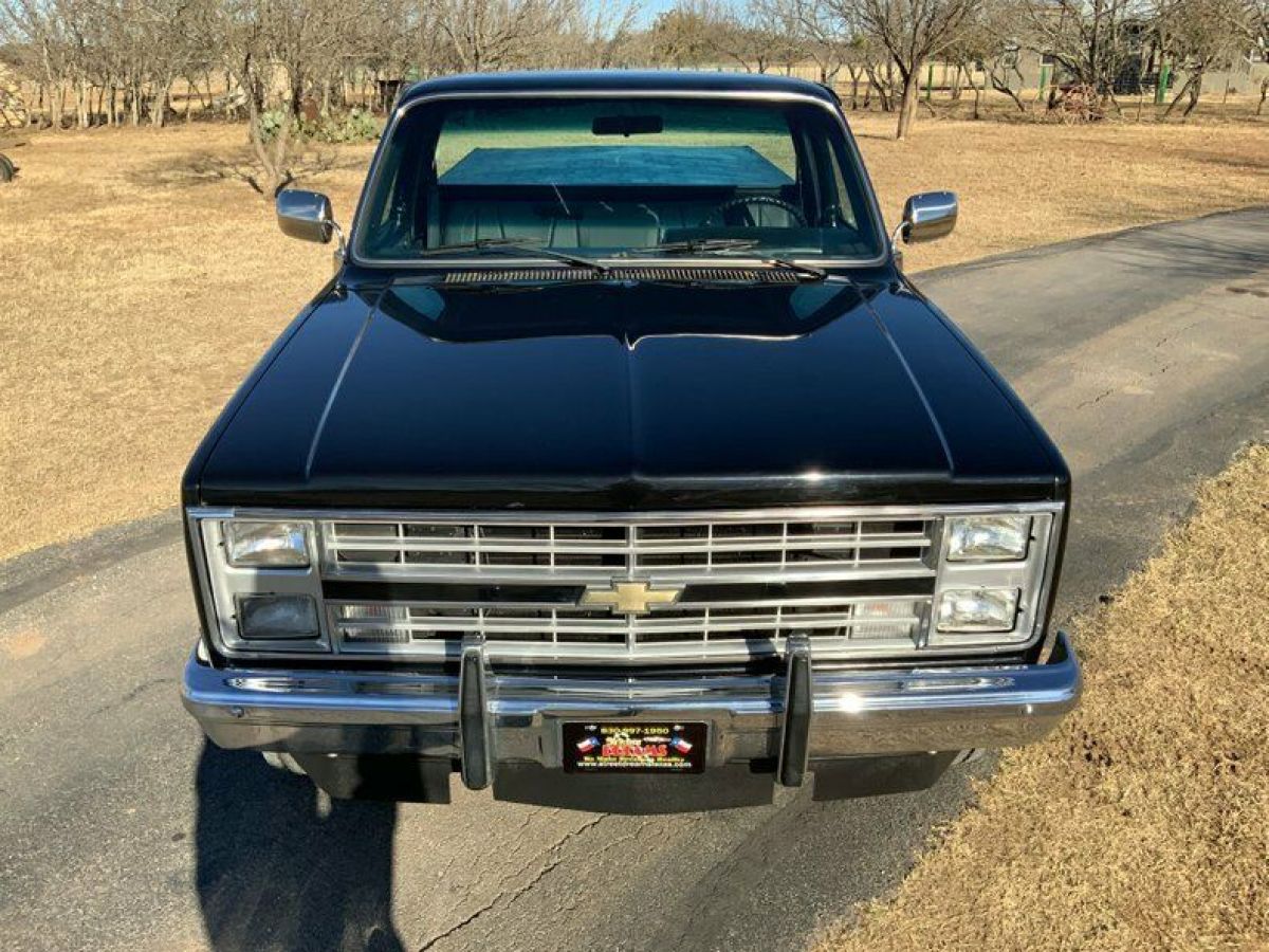 1985 Chevrolet Other Pickups Restored K10 1/2 ton Fleetside 4 x 4 p/u 5.7 700-R - photo 12