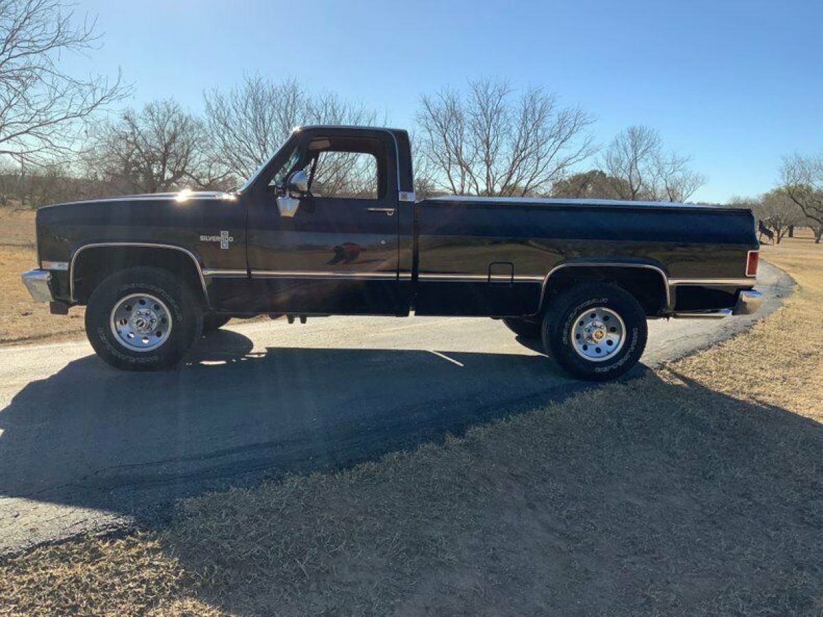 1985 Chevrolet Other Pickups Restored K10 1/2 ton Fleetside 4 x 4 p/u 5.7 700-R - photo 2