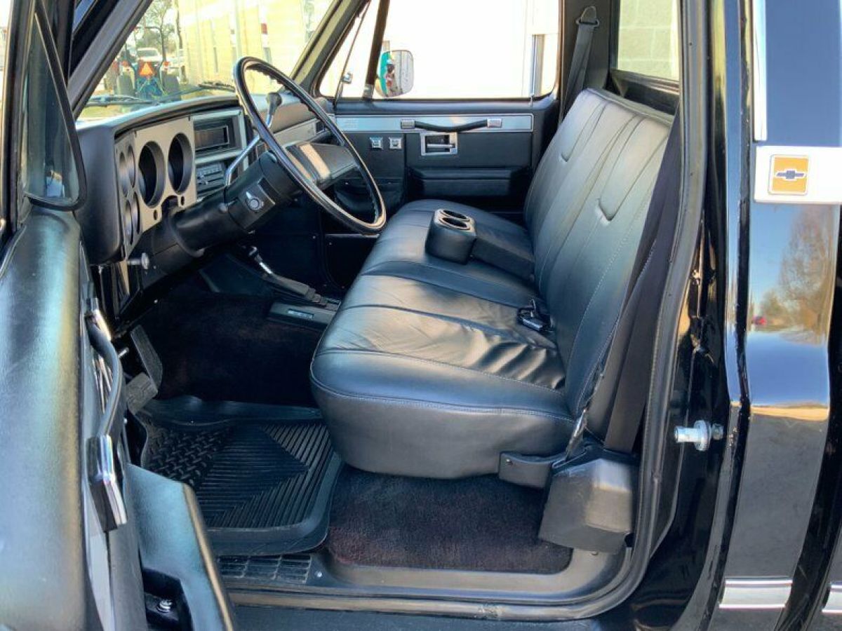 1985 Chevrolet Other Pickups Restored K10 1/2 ton Fleetside 4 x 4 p/u 5.7 700-R - photo 3