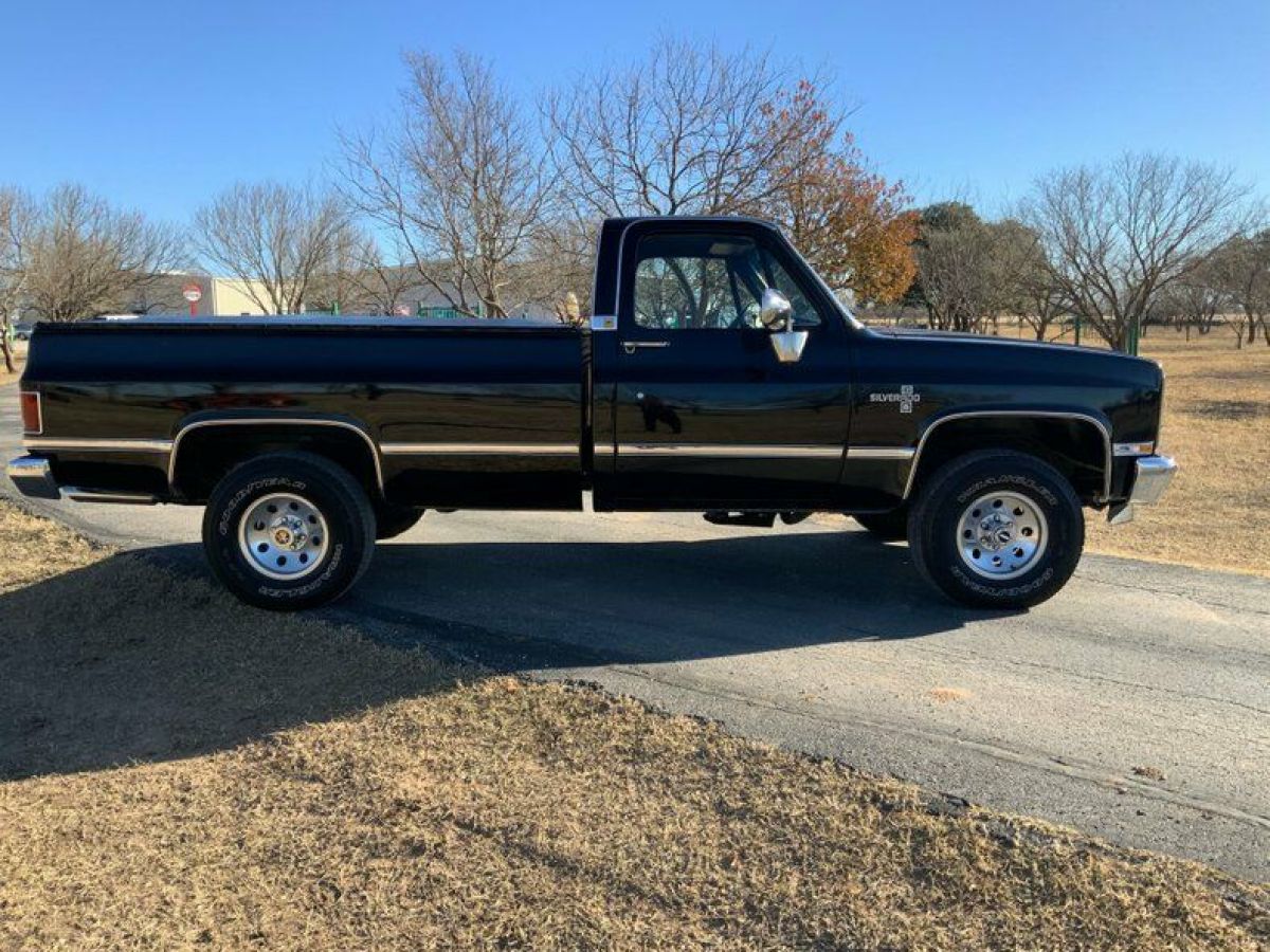 1985 Chevrolet Other Pickups Restored K10 1/2 ton Fleetside 4 x 4 p/u 5.7 700-R - photo 9