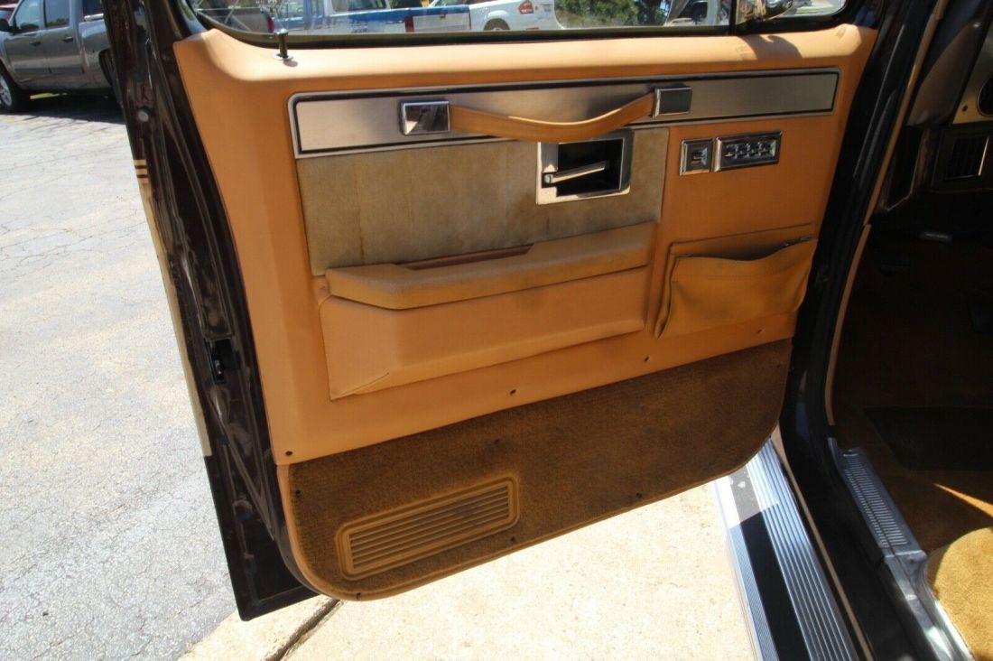 1985 Chevrolet Suburban Silverado C20 - MINT - photo 11