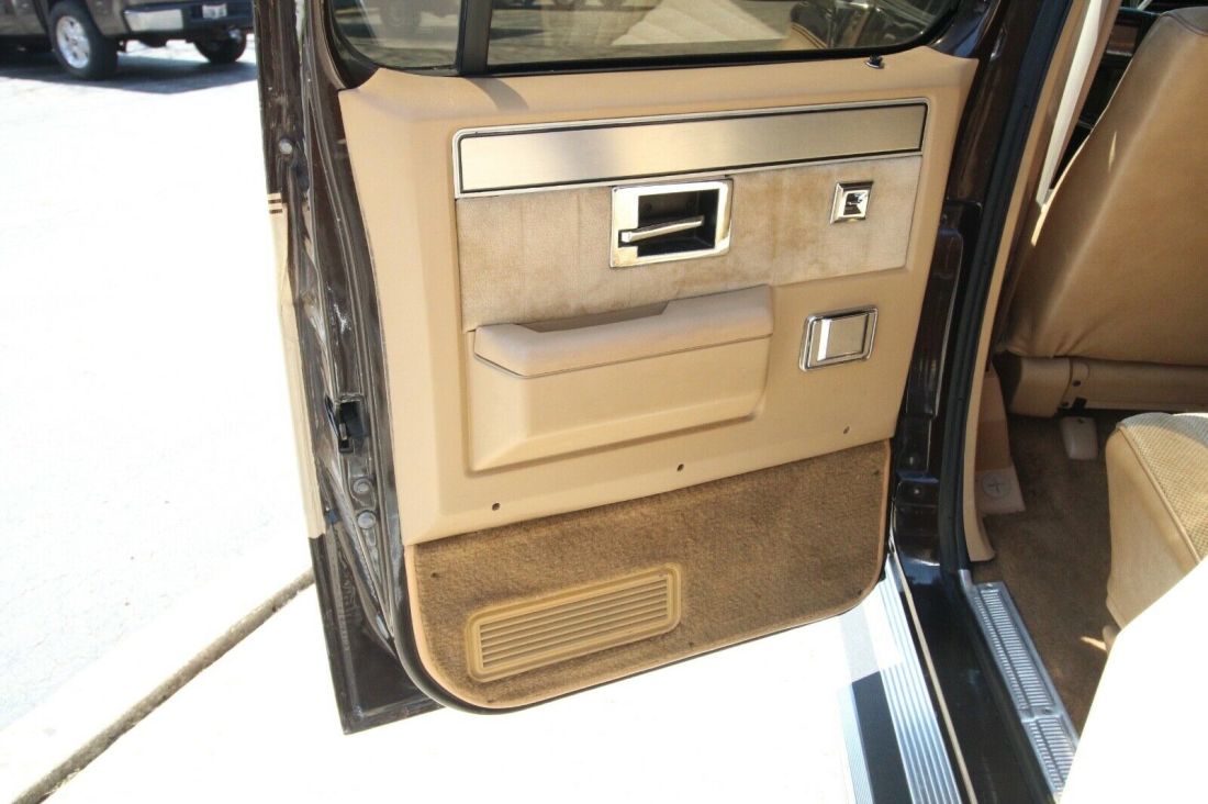 1985 Chevrolet Suburban Silverado C20 - MINT - photo 13