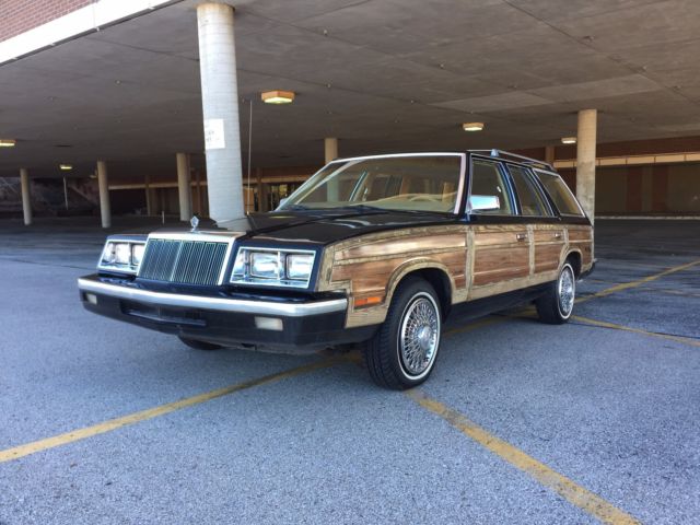 1985 Chrysler Town & Country - photo 2