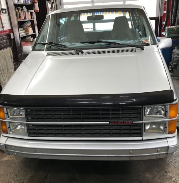 1985 Dodge Caravan - photo 2
