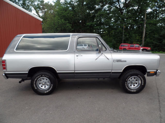 1985 Dodge Ramcharger 4x4 2-door SUV 4-speed manual Stick Shift - photo 2