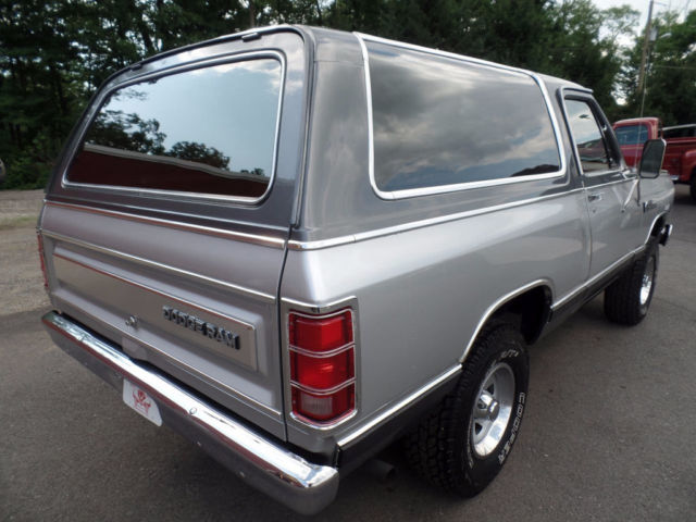 1985 Dodge Ramcharger 4x4 2-door SUV 4-speed manual Stick Shift - photo 3
