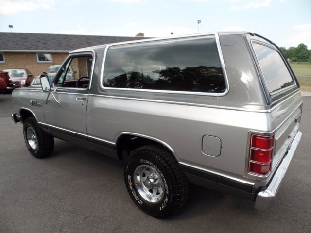 1985 Dodge Ramcharger 4x4 2-door SUV 4-speed manual Stick Shift - photo 5