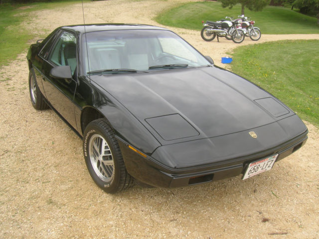 1985 Pontiac Fiero - photo 2