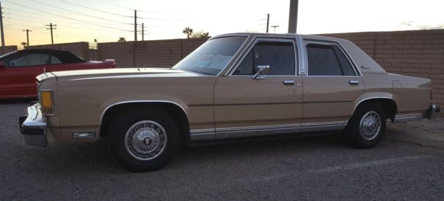1985 Ford Crown Victoria LTD Station Wagon - photo 11