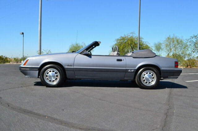 1985 Ford Mustang - photo 2
