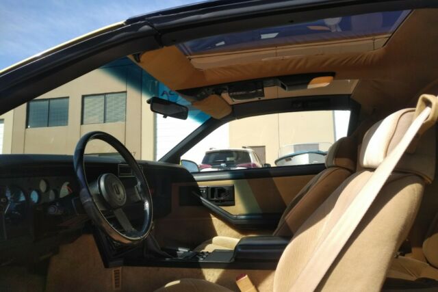 1985 Chevrolet Camaro IROC - photo 6
