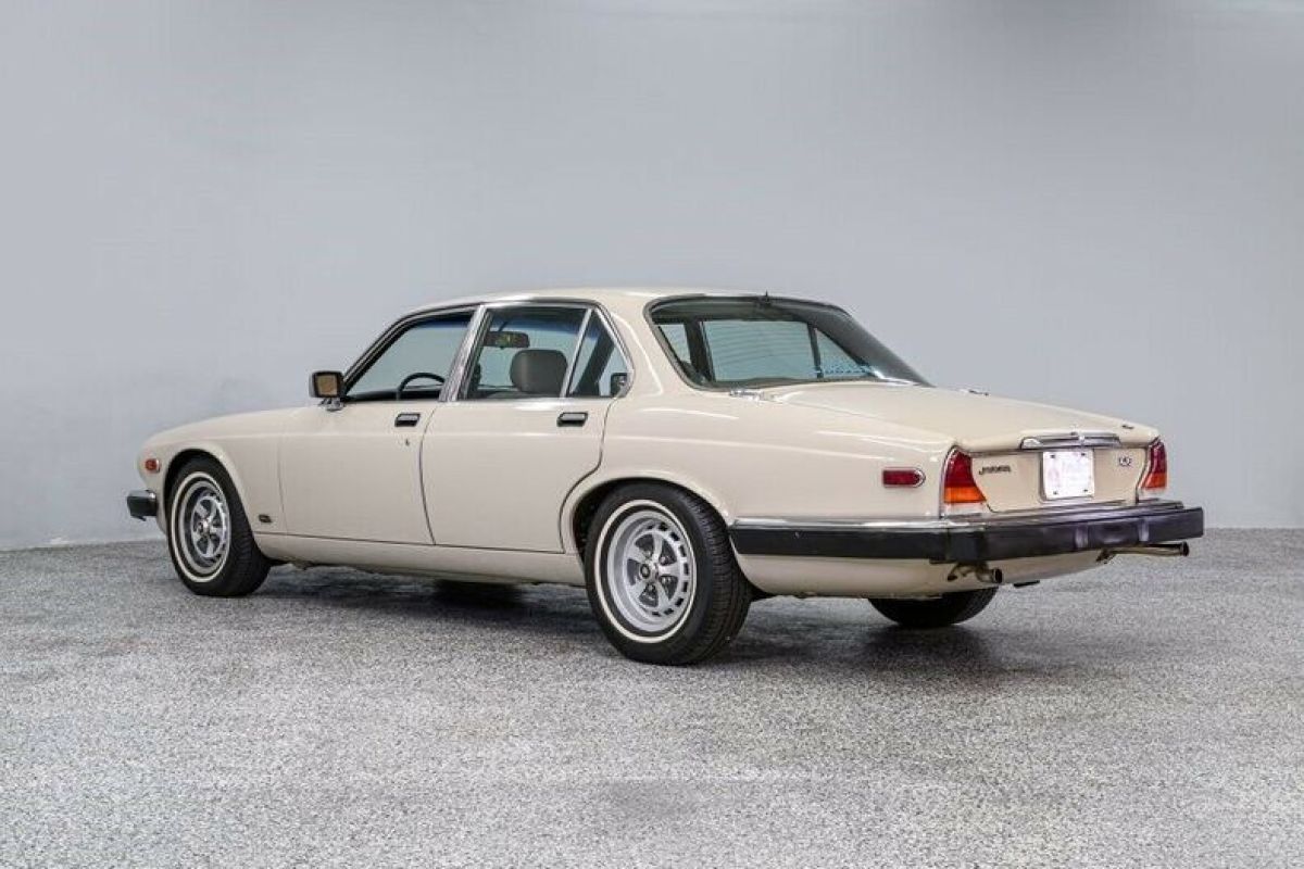 1985 Jaguar XJ6 - photo 4