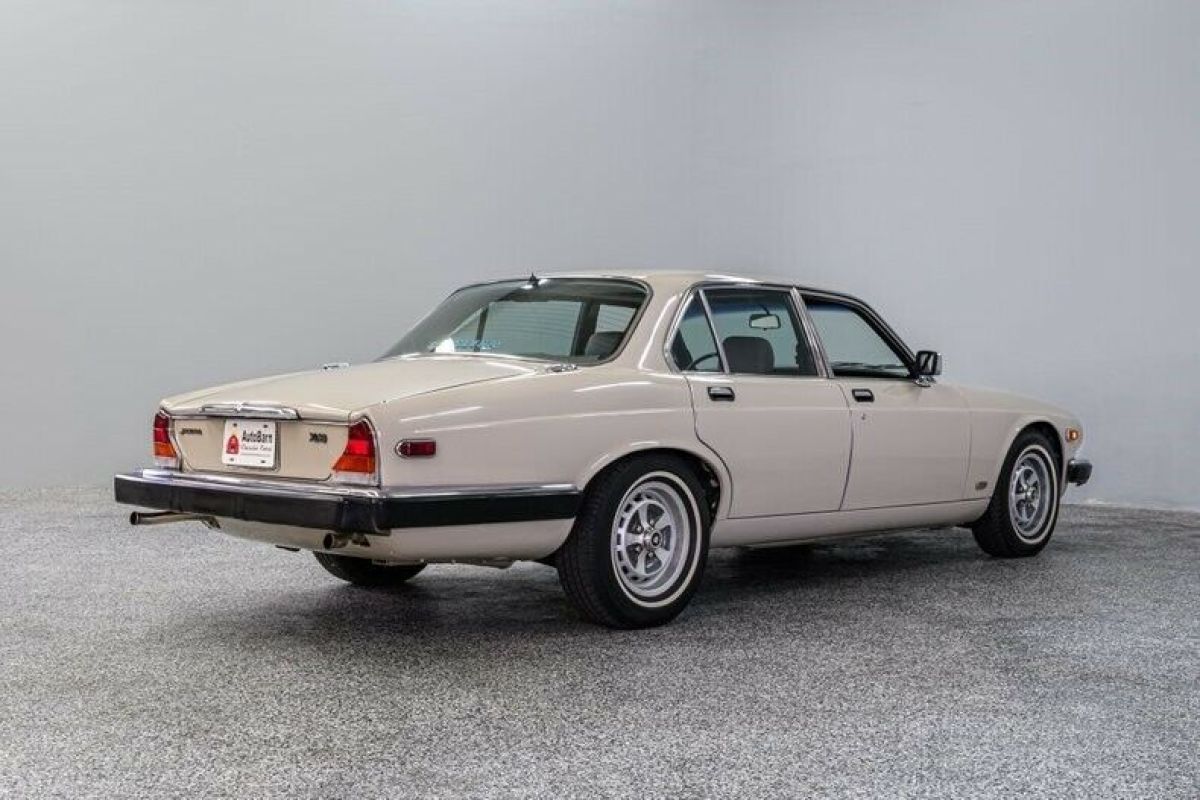 1985 Jaguar XJ6 - photo 7