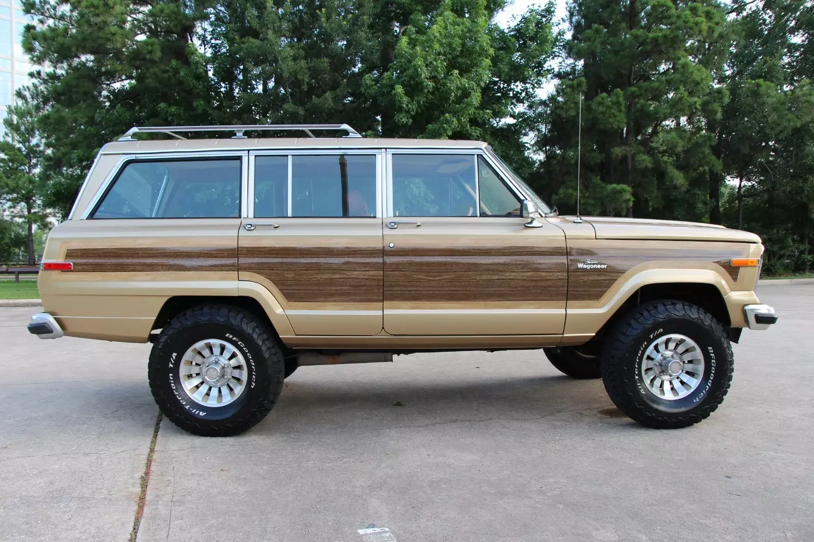 1985 Jeep Grand Wagoneer - photo 4