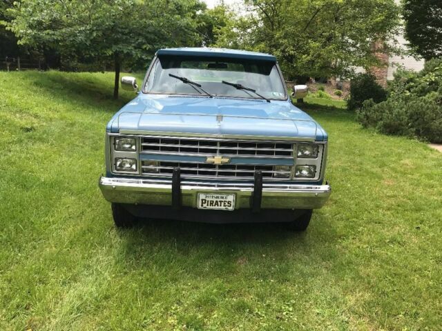 1985 Chevrolet Suburban Silverado - photo 2