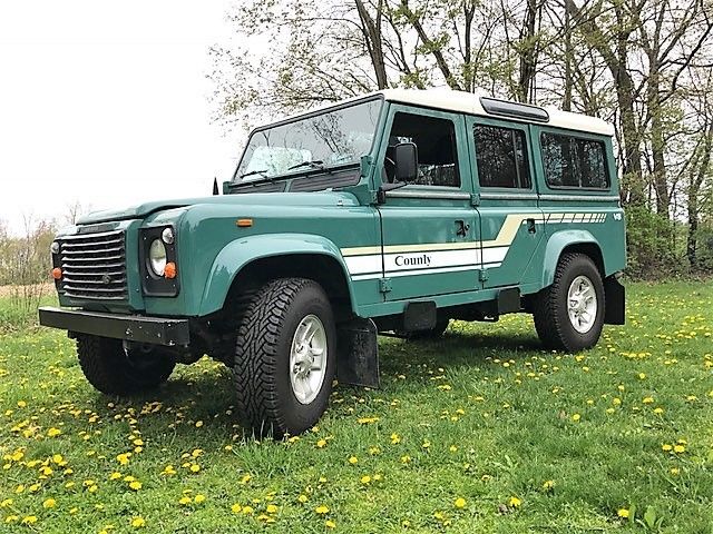 1985 Land Rover 110 V8, LHD with original working AC 1980 Land Rover Defender black