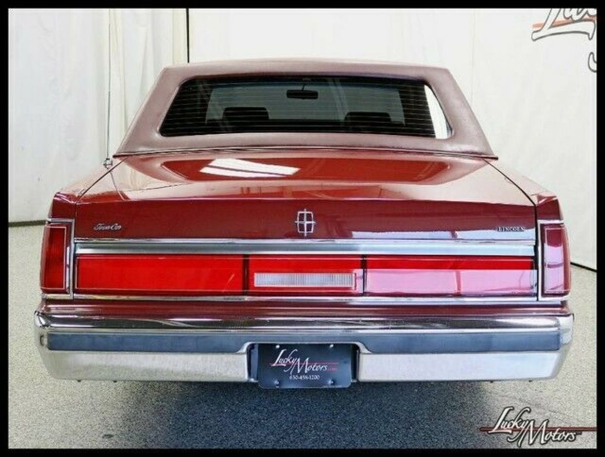 1985 Lincoln Town Car - photo 12