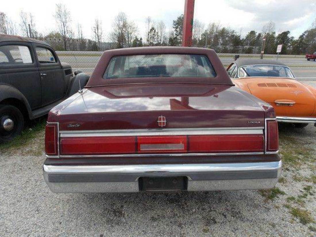 1985 Lincoln Town Car Base 4dr Sedan - photo 5