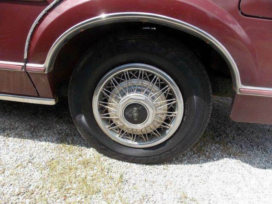 1985 Lincoln Town Car Base 4dr Sedan - photo 8