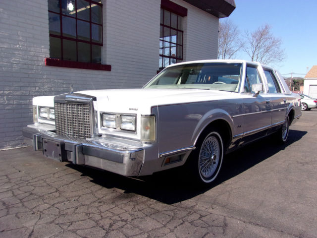 1985 Lincoln Town Car Base Sedan 4-Door 5.0L 1985 Lincoln Town Car