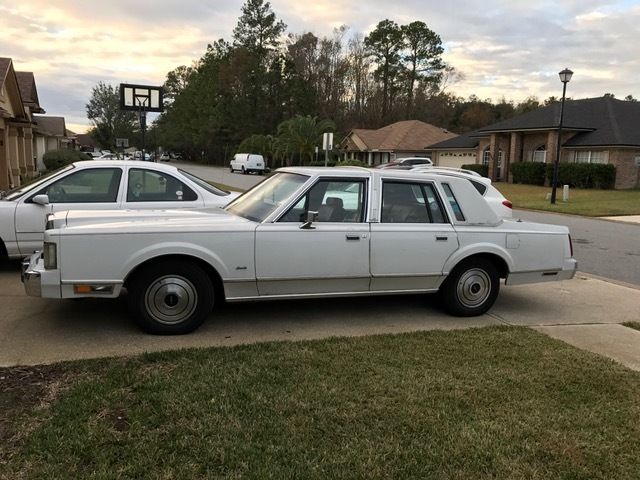 1985 Lincoln Town Car Base Sedan 4-Door - photo 2