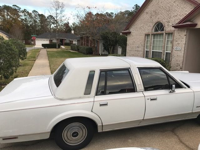 1985 Lincoln Town Car Base Sedan 4-Door - photo 3