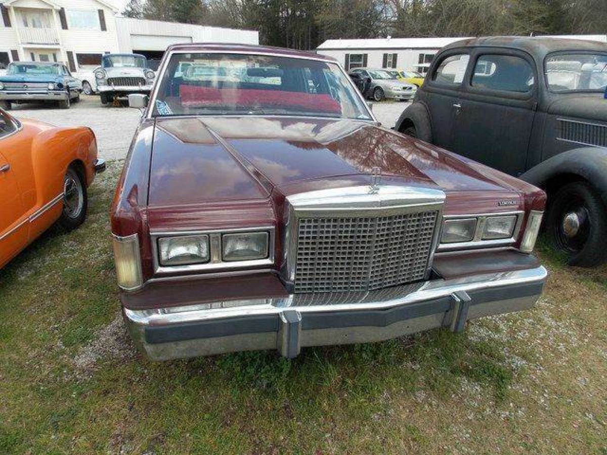 1985 Lincoln Town Car Base 4dr Sedan - photo 2