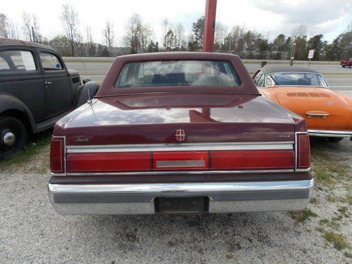 1985 Lincoln Town Car Base 4dr Sedan - photo 5