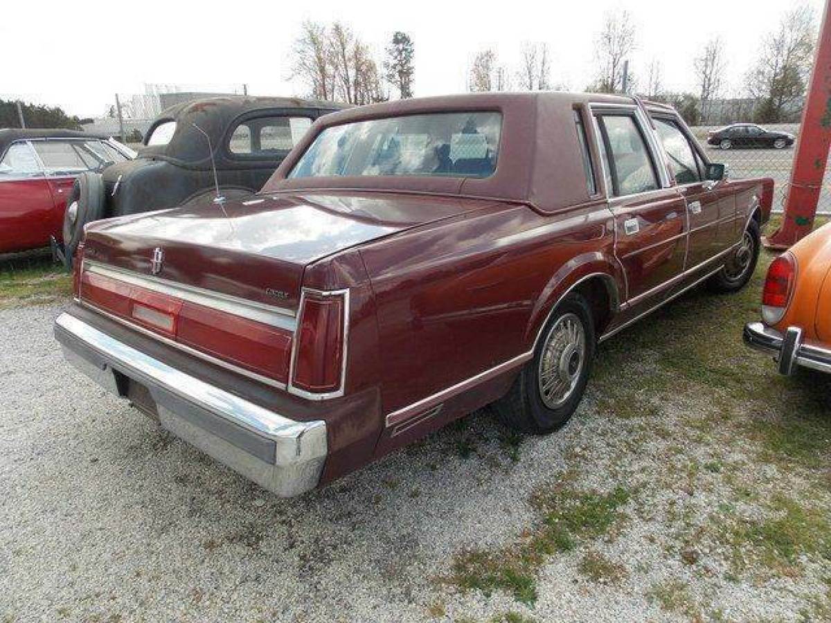 1985 Lincoln Town Car Base 4dr Sedan - photo 6