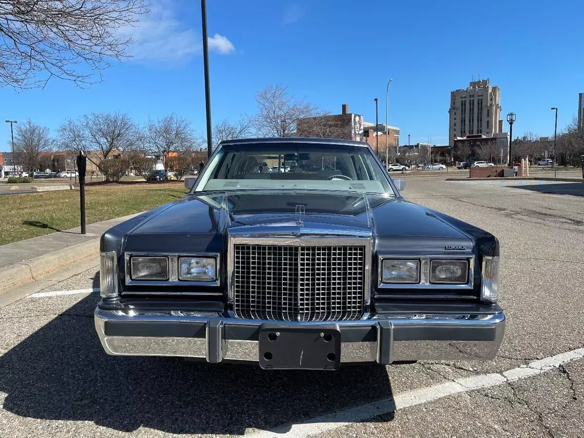 1985 Lincoln Town Car, Gray with 28689 Miles available now! 1985 Lincoln Town Car Signature 4dr Sedan