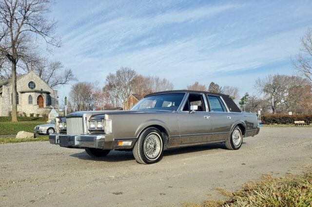 1985 Lincoln Town Car Jubilee Gold 302 V8 -Loaded w/ only 19k Miles! 1985 Lincoln Town Car --