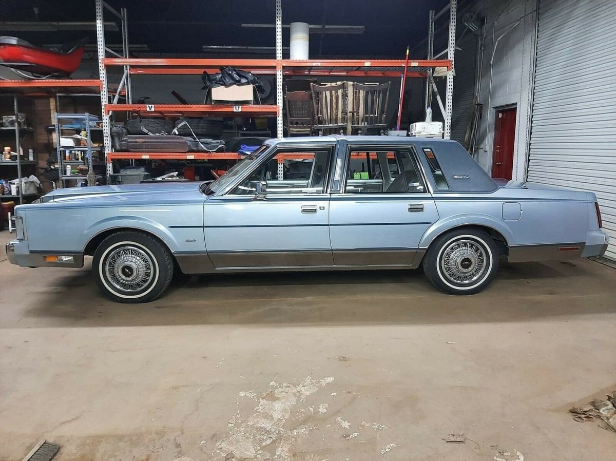 1985 Lincoln Town Car Signature Limited Sedan 4D 1985 Lincoln Town Car Signature Edition