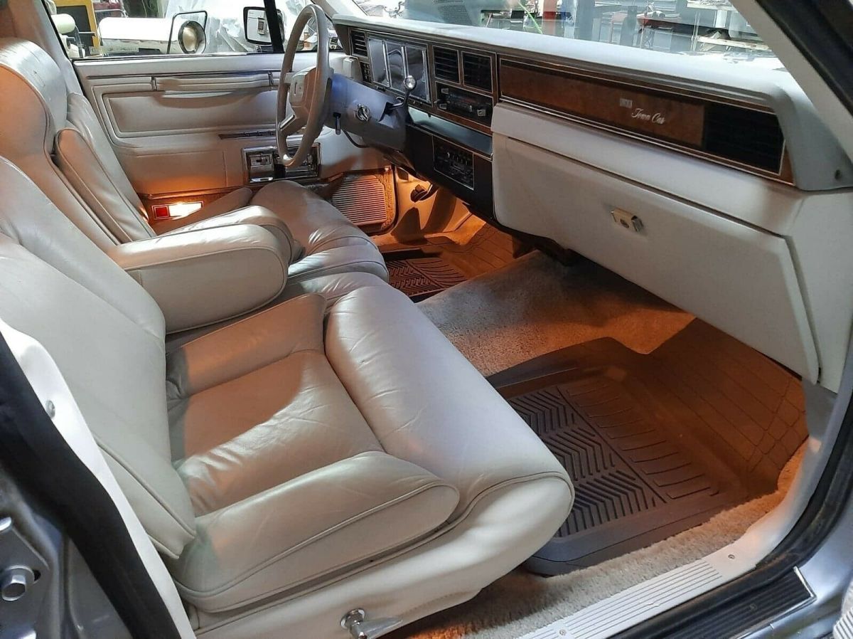 1985 Lincoln Town Car Signature Edition - photo 11