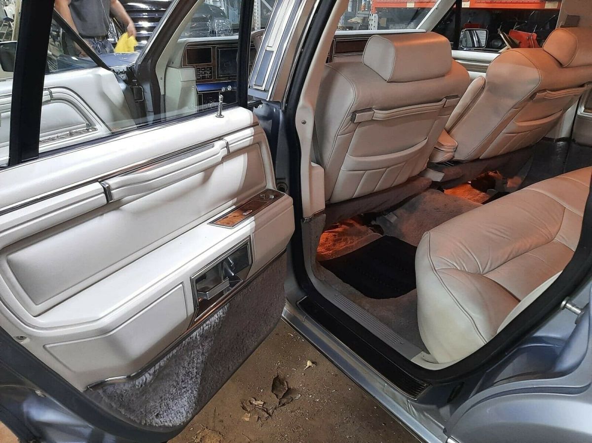1985 Lincoln Town Car Signature Edition - photo 13