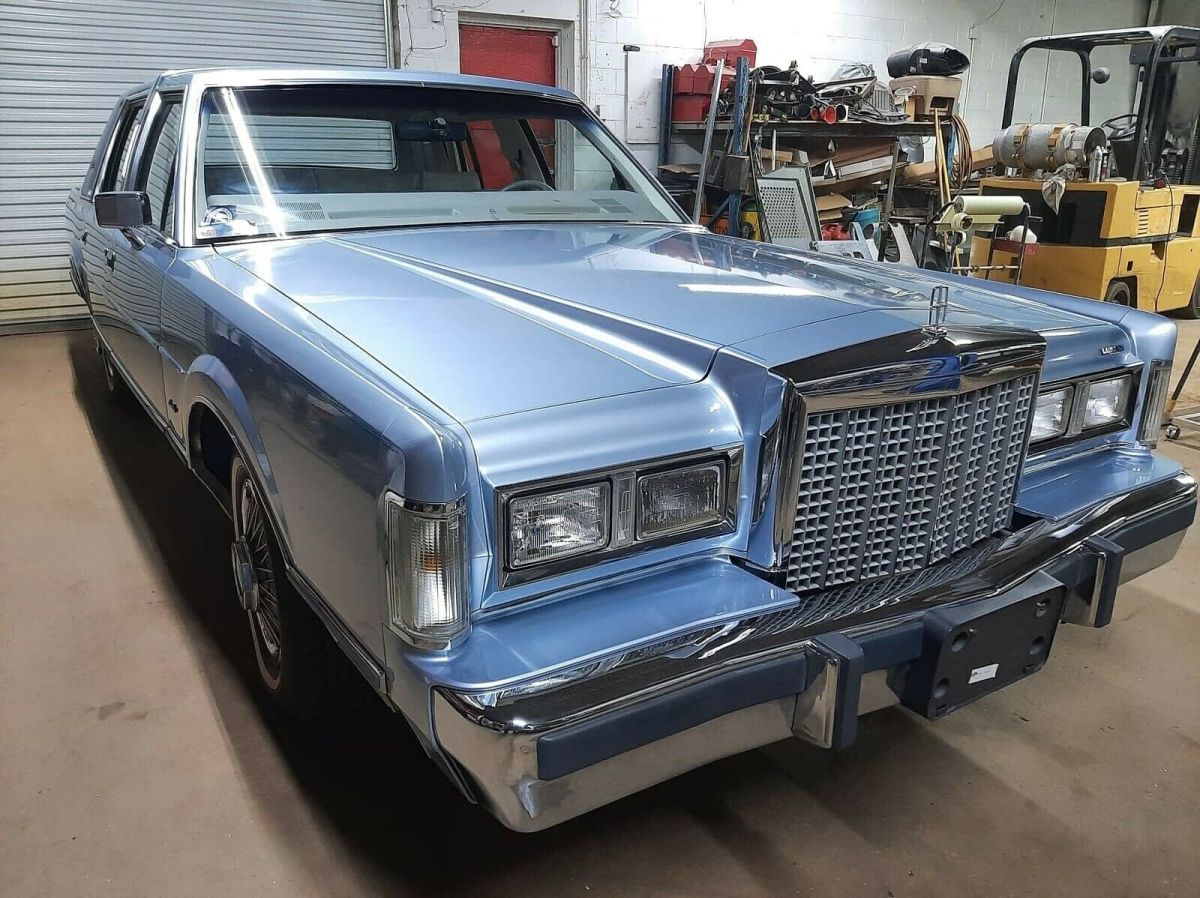1985 Lincoln Town Car Signature Edition - photo 2
