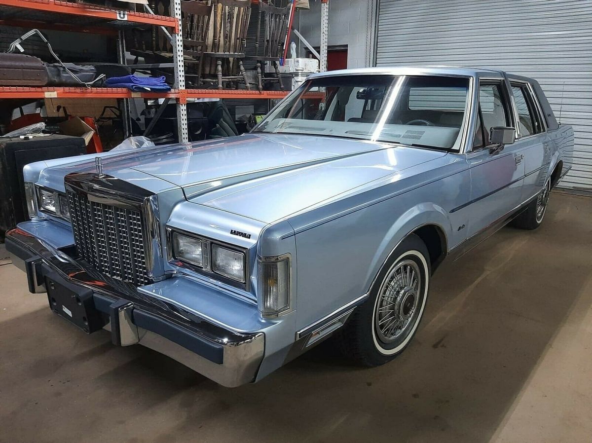 1985 Lincoln Town Car Signature Edition - photo 3