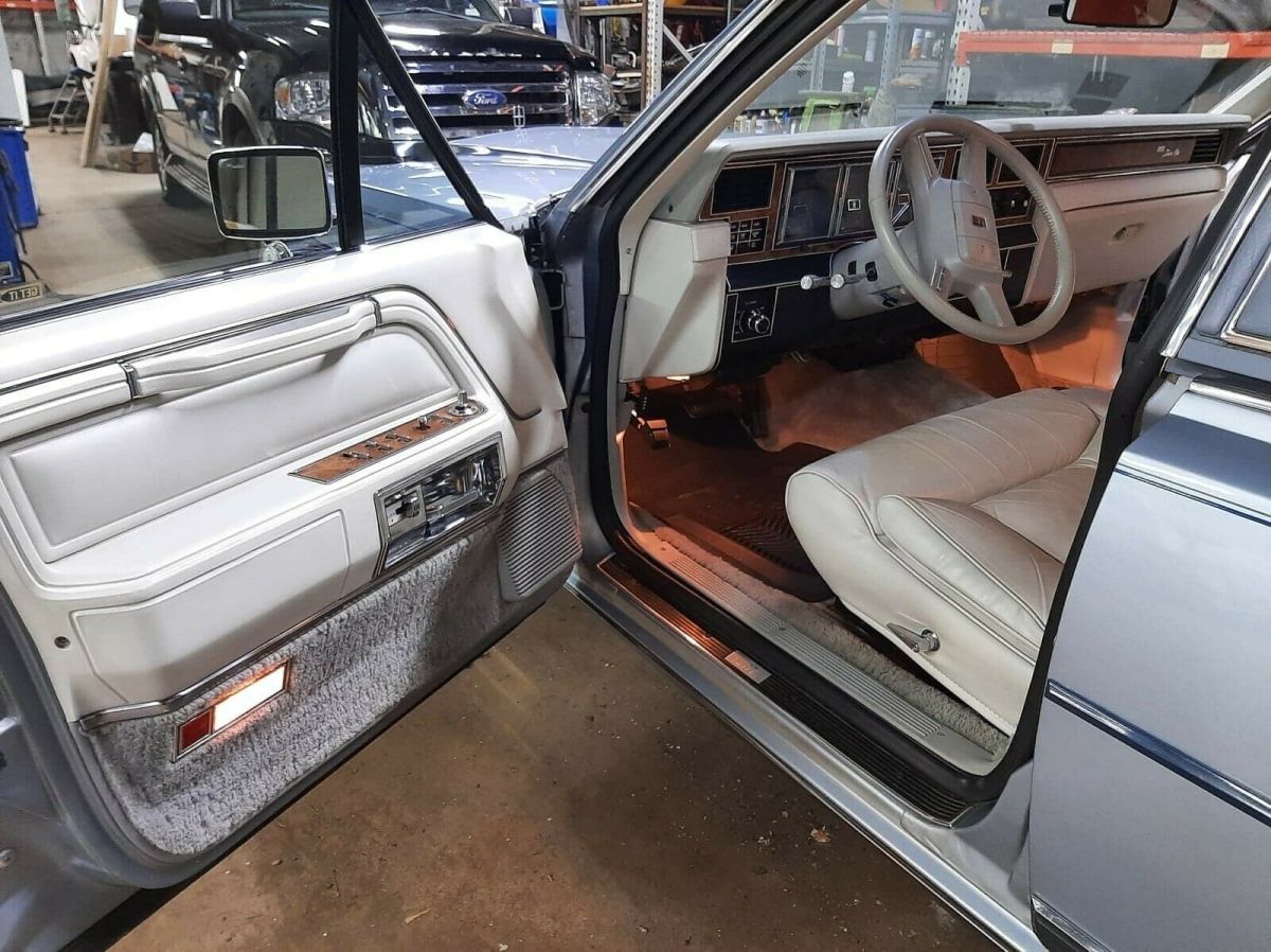 1985 Lincoln Town Car Signature Edition - photo 6