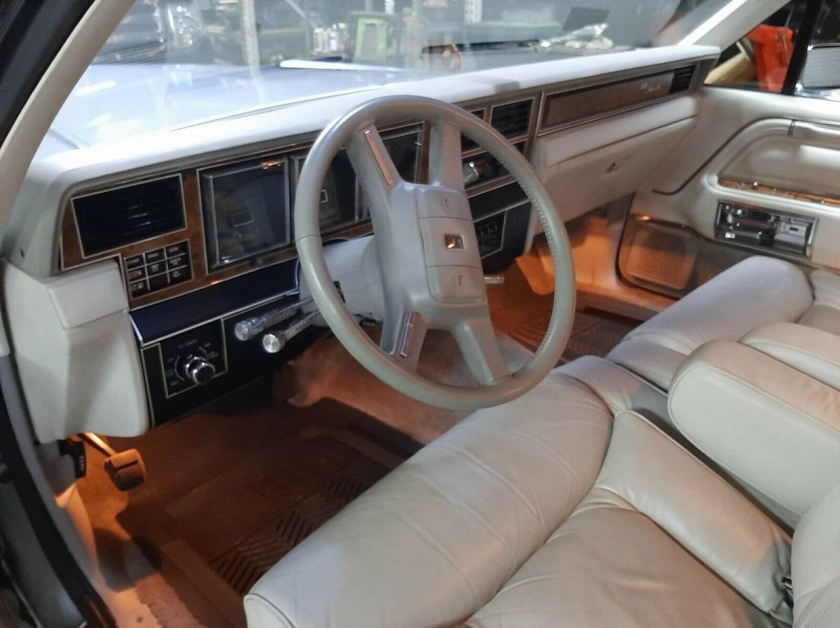 1985 Lincoln Town Car Signature Edition - photo 8
