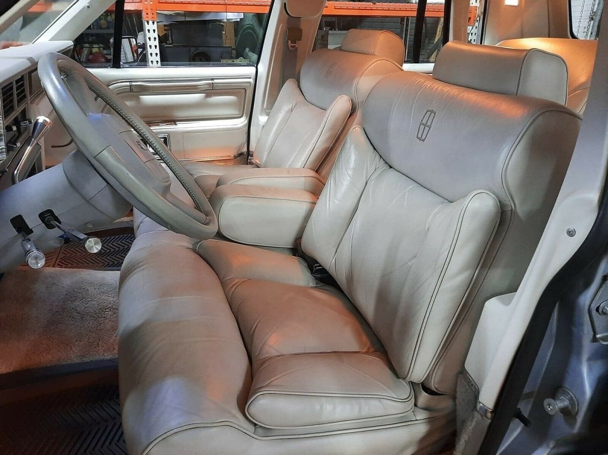1985 Lincoln Town Car Signature Edition - photo 9