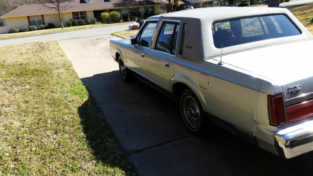 1985 Lincoln Town Car - photo 2
