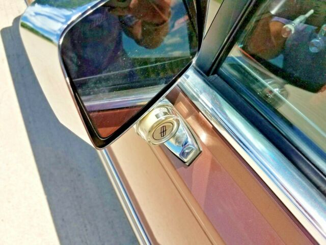 1985 Lincoln Town Car Signature Series - photo 10