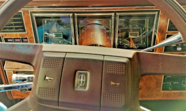 1985 Lincoln Town Car Signature Series - photo 12
