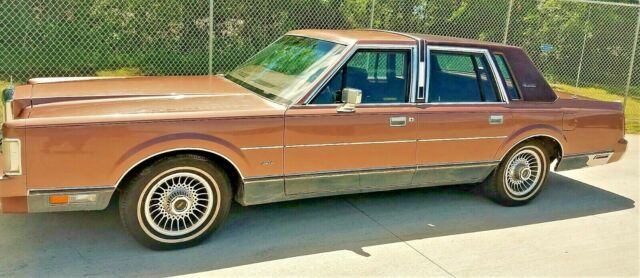 1985 Lincoln Town Car Signature Series - photo 8