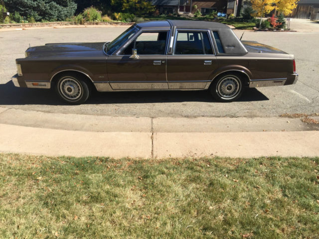 1985 Lincoln Town Car Signature Series Sedan 4-Door 5.0L 1985 Lincoln Town Car Signature Sedan 4-Door