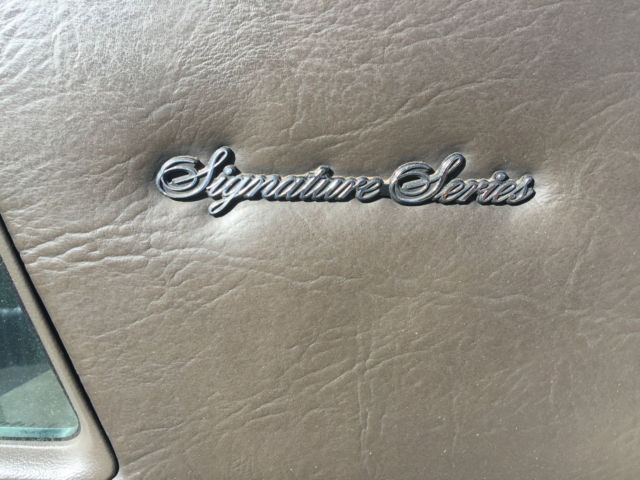 1985 Lincoln Town Car Signature Sedan 4-Door - photo 11