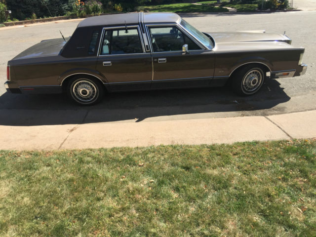 1985 Lincoln Town Car Signature Sedan 4-Door - photo 3