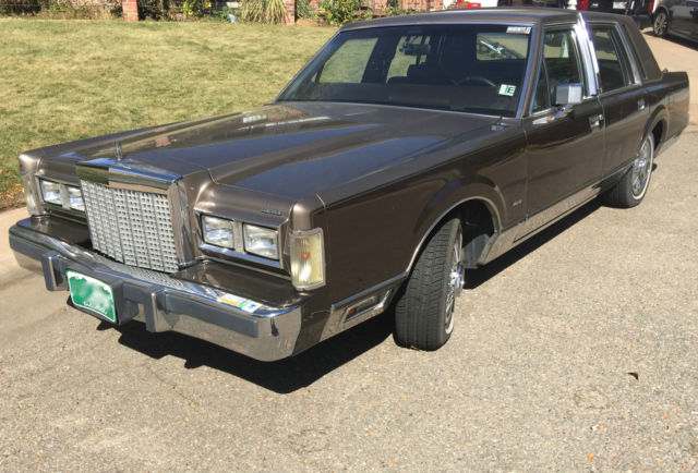 1985 Lincoln Town Car Signature Sedan 4-Door - photo 4