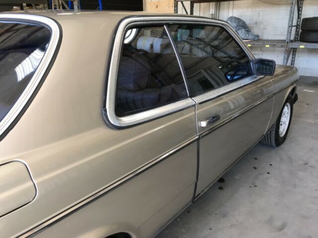 1985 Mercedes-Benz 300-Series Model-123C - photo 9