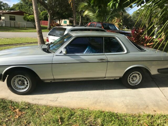 1985 Mercedes-Benz 300-Series 2 door pillar less coupe - photo 3